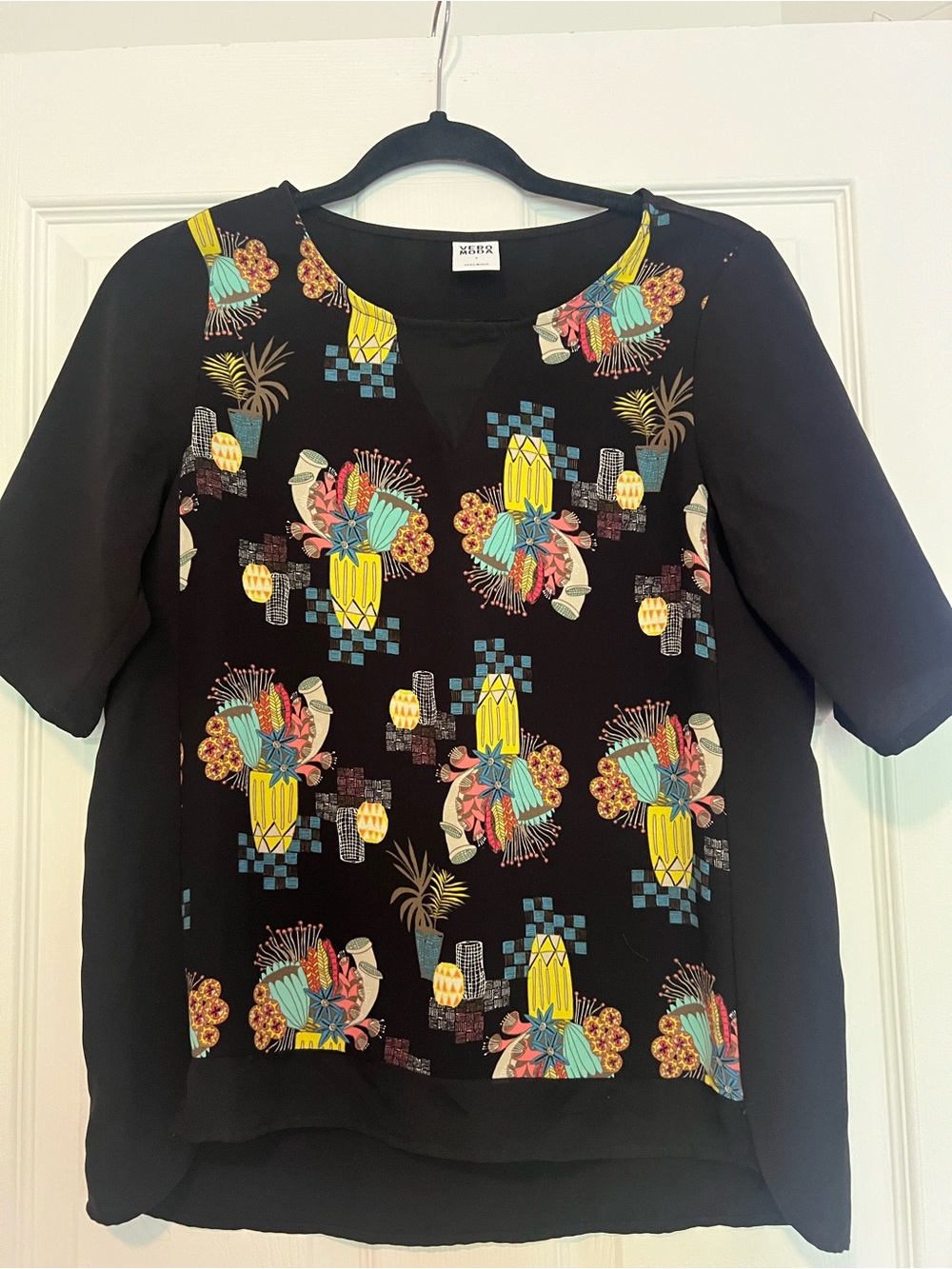 Vero Moda Black Short-Sleeve Blouse with Bright Floral Geometric Print size S